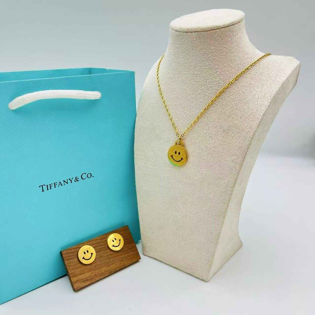 Smiley Face Charm Jewellery Set – Necklace & Earrings | طقم مجوهرات بتعليقة الوجه المبتسم