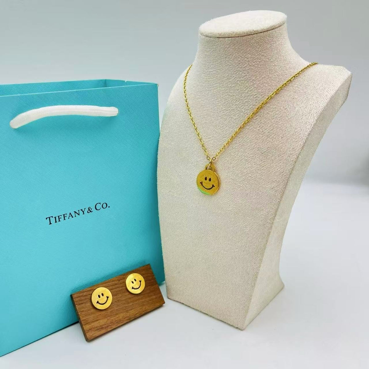 Smiley Face Charm Jewellery Set – Necklace & Earrings | طقم مجوهرات الوجه المبتسم