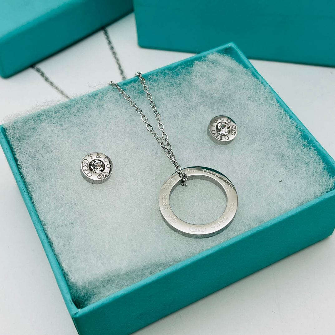 Circle Logo Crystal Jewellery Set – Necklace & Earrings | طقم مجوهرات الحلقة الكريستالية